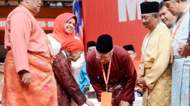Old age is no deterrent to Siti Rahmah in attending Umno assembly