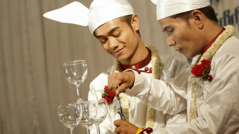 Myanmar couple in 'first public gay wedding ceremony' Myanmar couple in 'first public gay wedding ceremony'