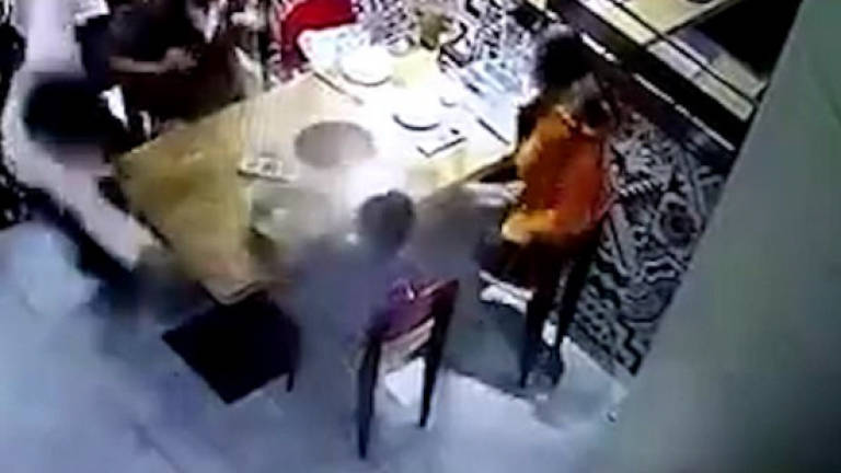 Waiter slips, scalds boy at hot pot restaurant (Video)