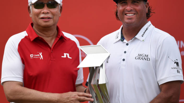 Najib presents trophy to Pat Perez following triumph at CIMB classic