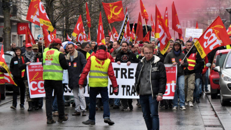 French protesters clash with police over labour reforms (Updated)
