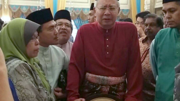 Najib, Rosmah meet families of victims of MAS air tragedies