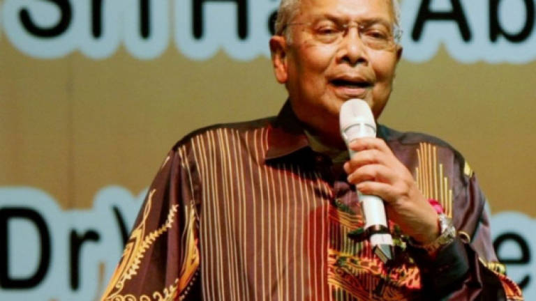 Adenan sings to raise RM1.4 million for kidney patients, diabetics