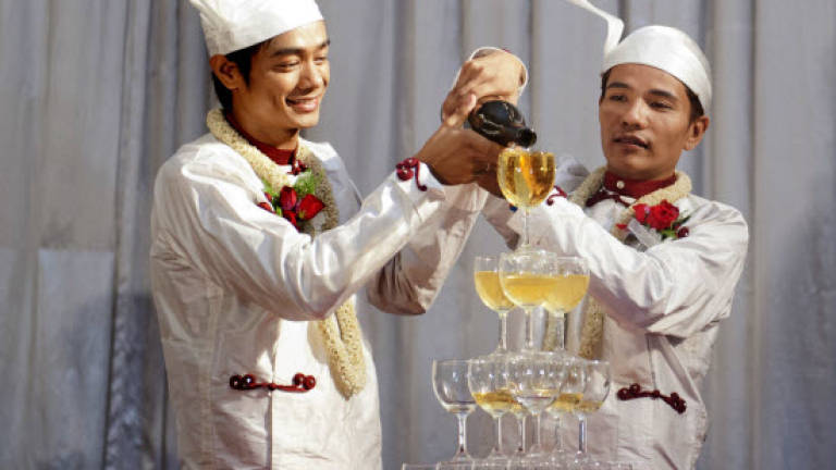 Myanmar couple in 'first public gay wedding ceremony' Myanmar couple in 'first public gay wedding ceremony'