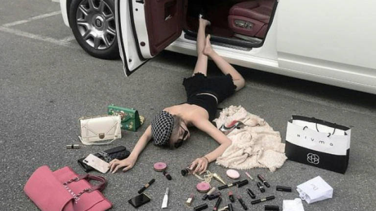 Show me the money: Wealth-flaunting meme goes viral in China Show me the money: Wealth-flaunting meme goes viral in China