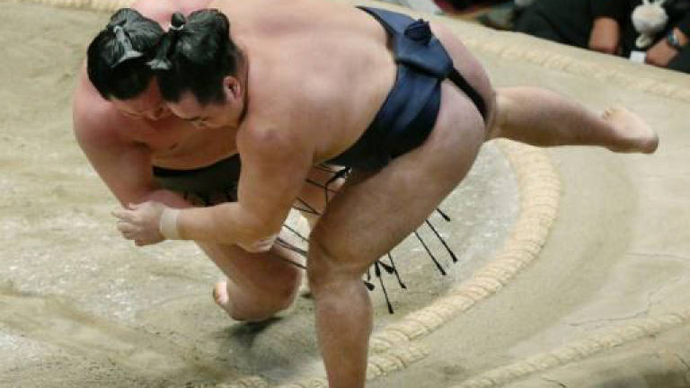 Sumo chief sorry after women attempting CPR ordered out of ring