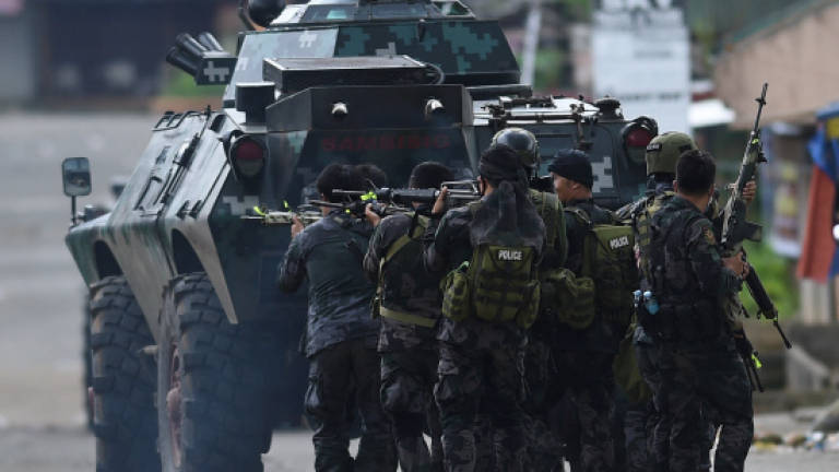 Fears for 2,000 people trapped in Philippine city battle