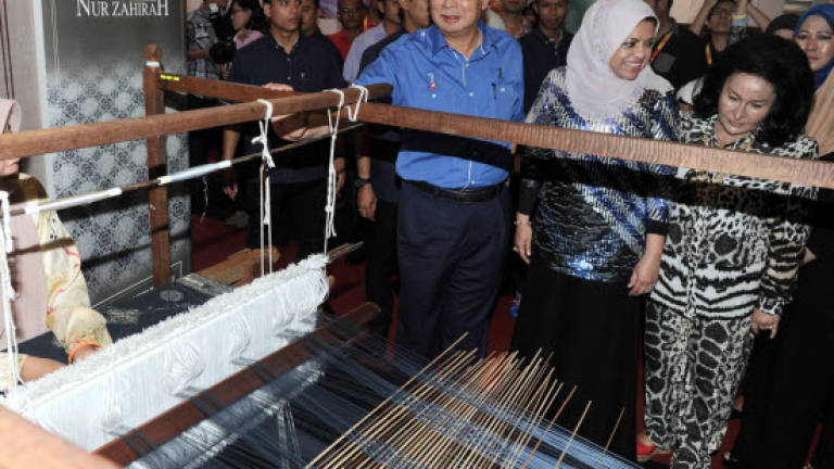 Najib suggests ways to bring batik to the global market