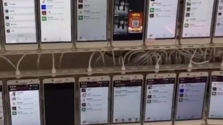 (Video) Click farm with 10,000 phones exposed