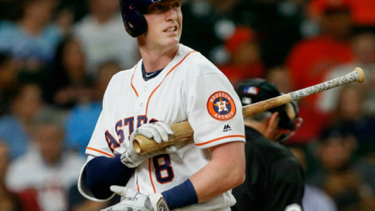 Astros' Moran leaves game with scary facial injury