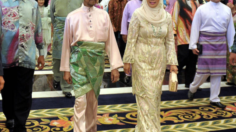 Kedah Sultan confers DMK award on Sultanah