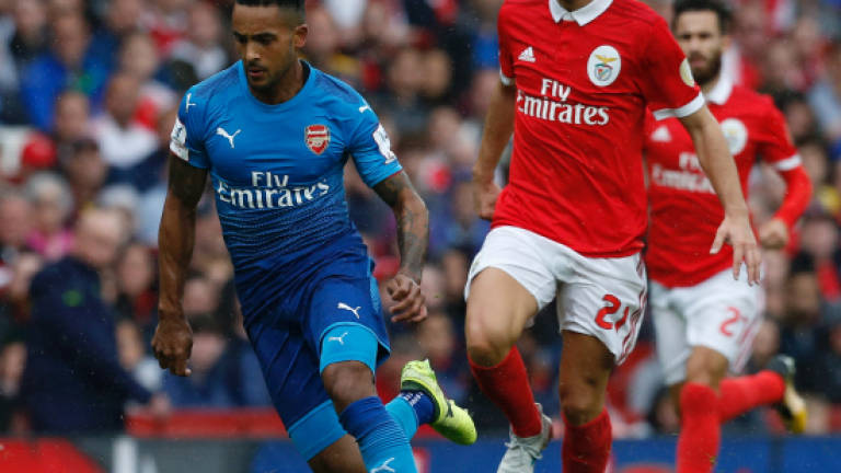 Walcott shines as Arsenal trounce Benfica