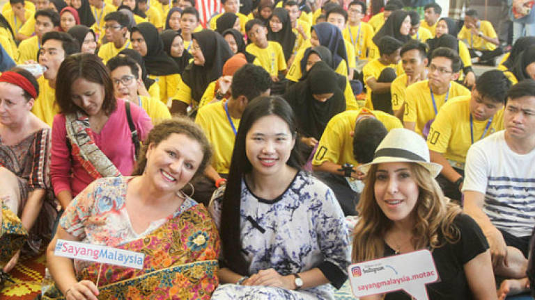 Thousands of Keretapi Sarong 2017 participants embraces sarong for Malaysia Day