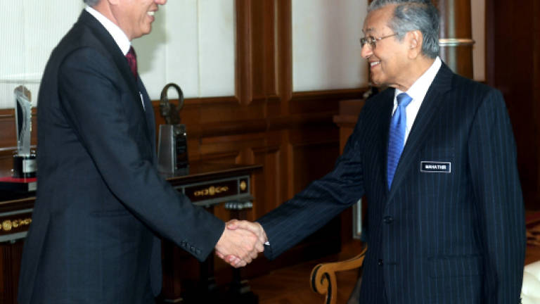 Dr Mahathir receives courtesy call from Singapore DPM