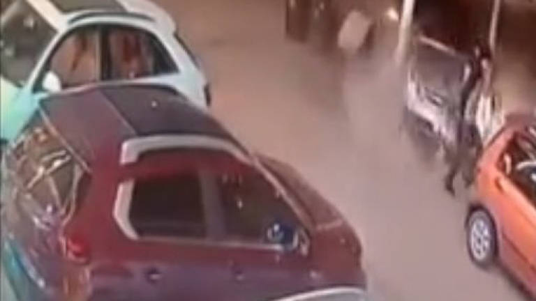 (Video) Man escapes death twice