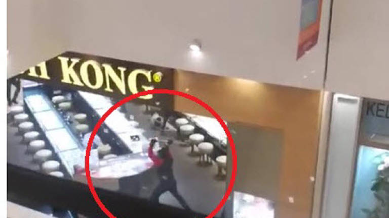 (Video) Robbers fail to break jewellery display case, leave empty-handed