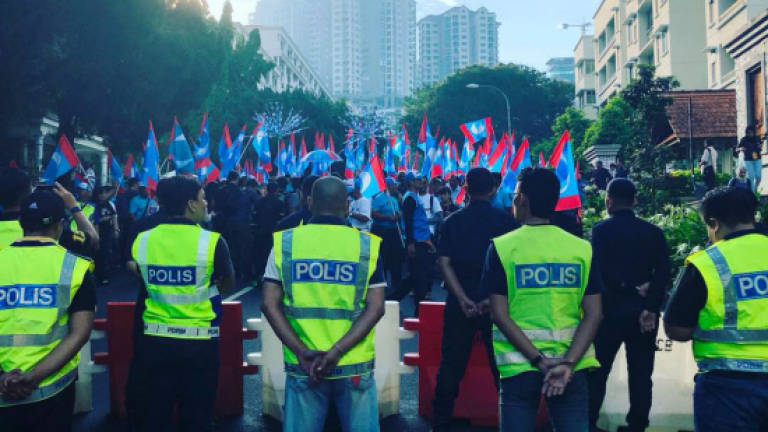 Smaller PKR crowd louder than BN supporters in Bangsar (Updated)