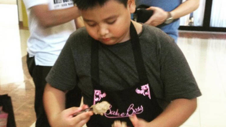 Boy bakes and sells cookies and bread to save turtles
