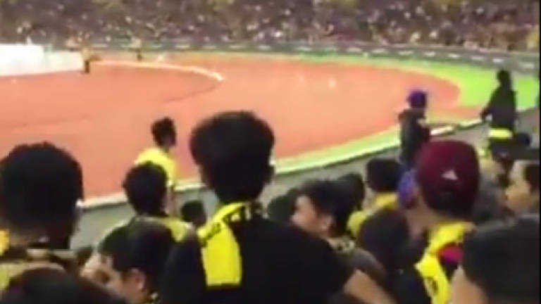 Organisers slam 'Singapore dogs' football chant (Video)
