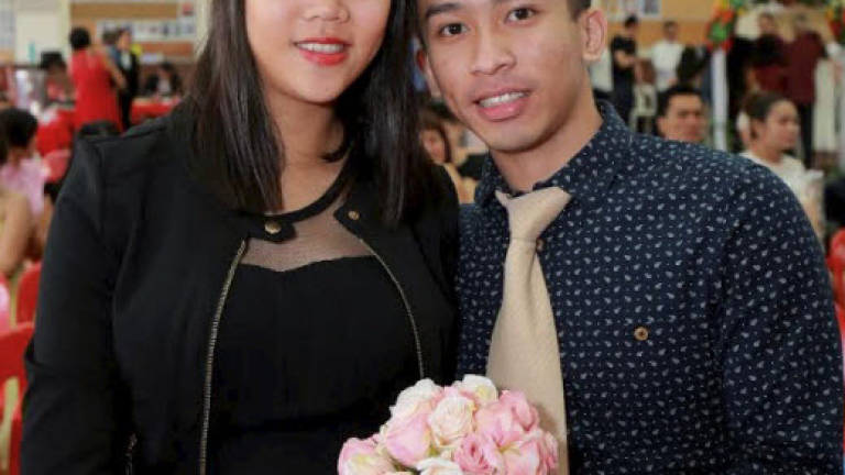 17 couples tie the knot on Valentine's Day 17 couples tie the knot on Valentine's Day