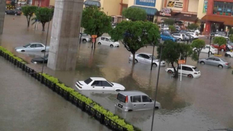 Flash flood cause massive jam on LDP Flash flood cause massive jam on LDP