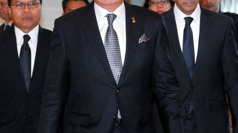 Najib signs condolence book for Singapore former president