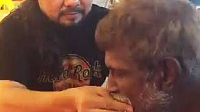 (Video) Man feeding homeless person warms netizens' hearts