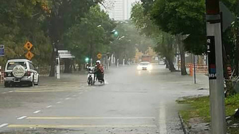 (Video) Flash floods hit Penang, causing massive traffic jam (Updated)