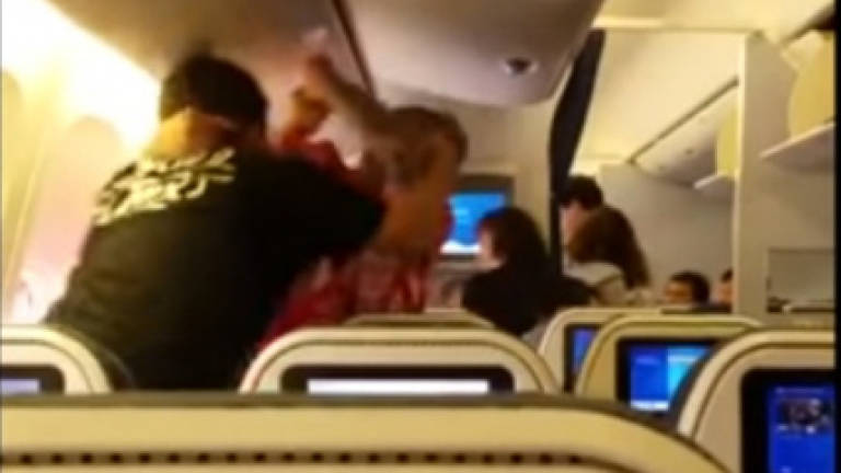 (VIDEO) American passenger arrested for assaulting ANA employee