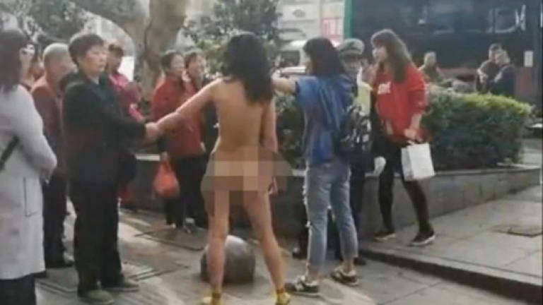 Female pickpocket strips naked in bid to escape punishment (Video)