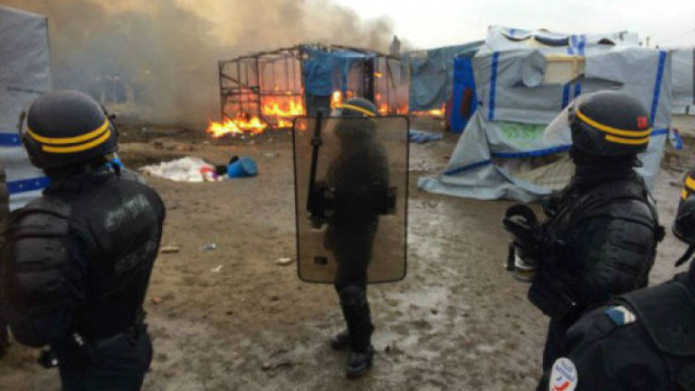 French police clash with Calais 'Jungle' migrants