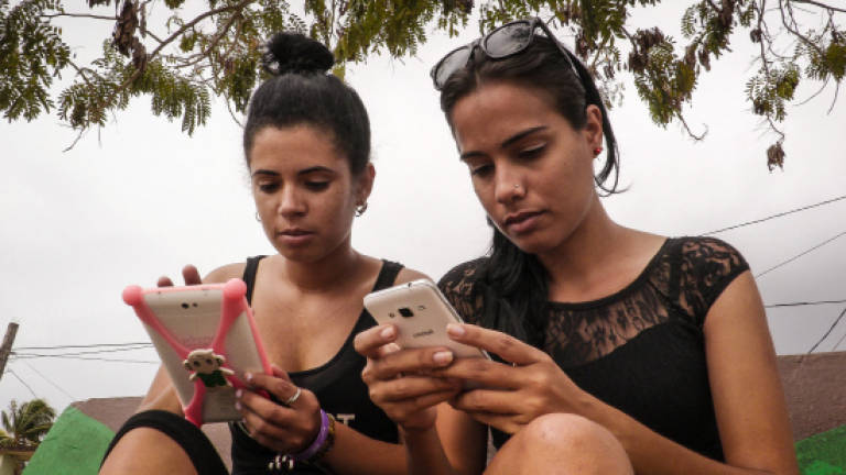 Cuban town hooked on pirate social network