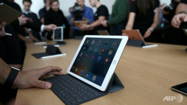 Apple keeps lead in slumping tablet market