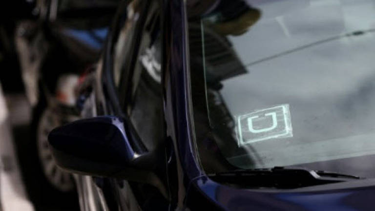 Police warn cabbies against attacks on Uber, GrabCar