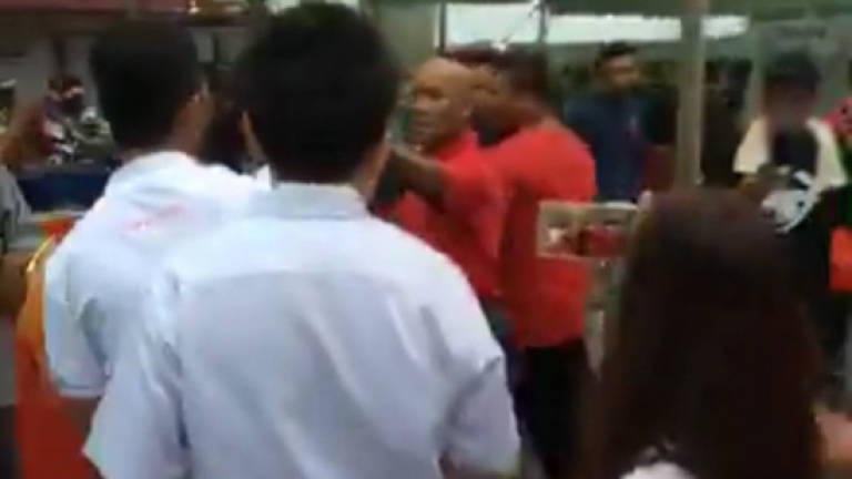 (Video) Police detain two over Kluang Ramadan bazaar scuffle, looking for more