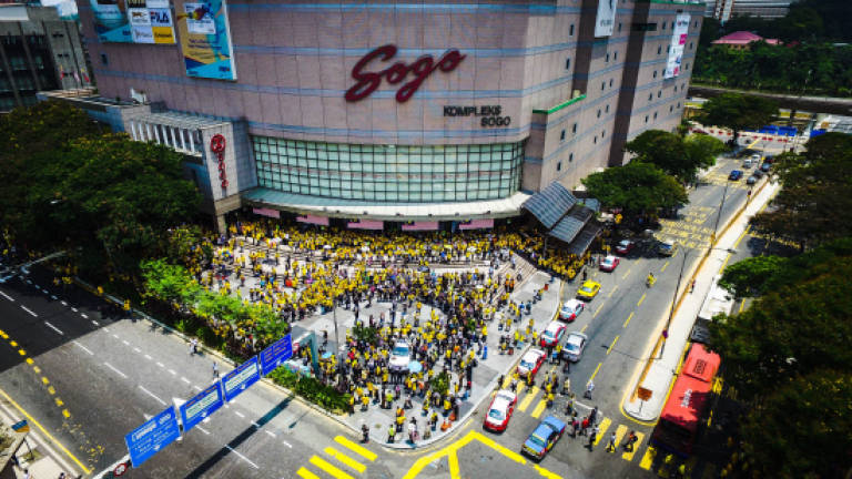 Bersih 4: Crowd at Sogo sign petition for Anwar's release