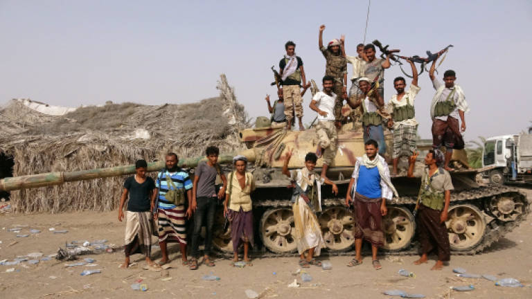 Dozens dead in battle for key Yemen port