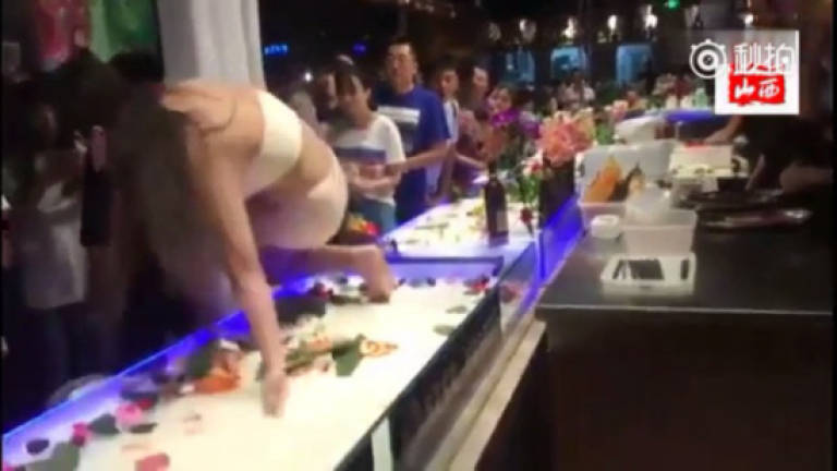 (Video) Sushi attack after frisky chopstick pokes