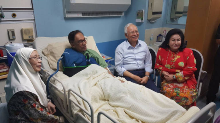 Najib visits Anwar in HKL