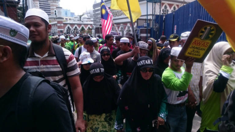 Anti-TPPA protesters begin converging at Padang Merbok