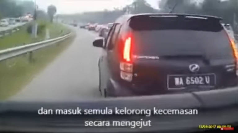 Police looking for irresponsible Myvi driver who blocked ambulance (Video)