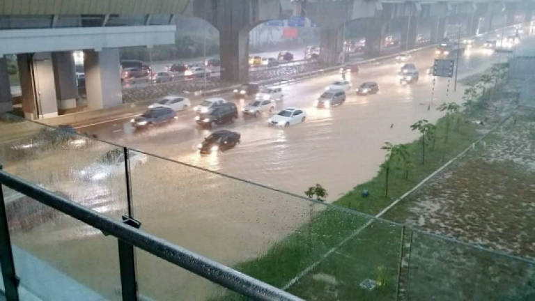 Heavy rain causes traffic gridlock, clears Klang Valley's skies (Updated)