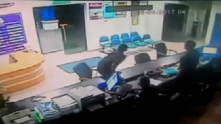 (Video) Cops spooked by self-opening glass doors in Malacca