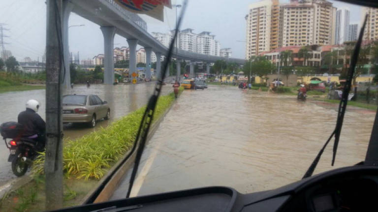 Damansara and Rawang hit by flash floods (Updated)