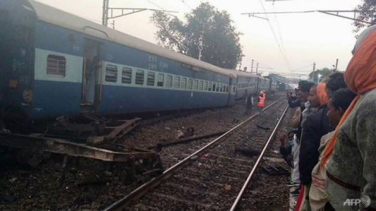 Indian train derails killing three