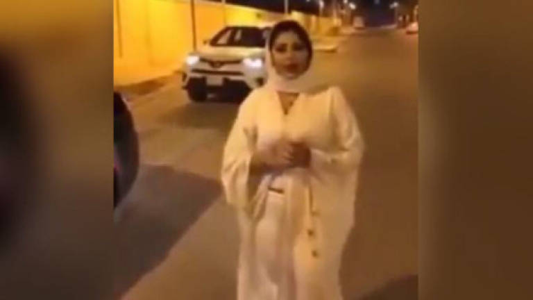 Saudis probe woman TV presenter over 'indecent' dress