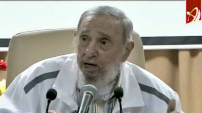 Fidel Castro makes rare public appearance