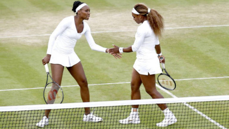 Williams sisters star on manic Monday