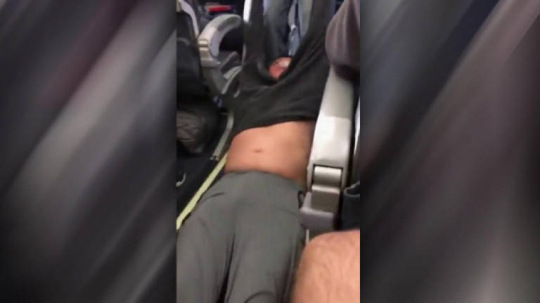 (Video) United Airlines under fire after passenger dragged from plane, officer put on leave