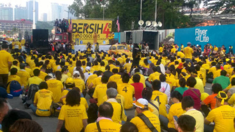 Bersih 4 exercise their way in Dataran [Video]